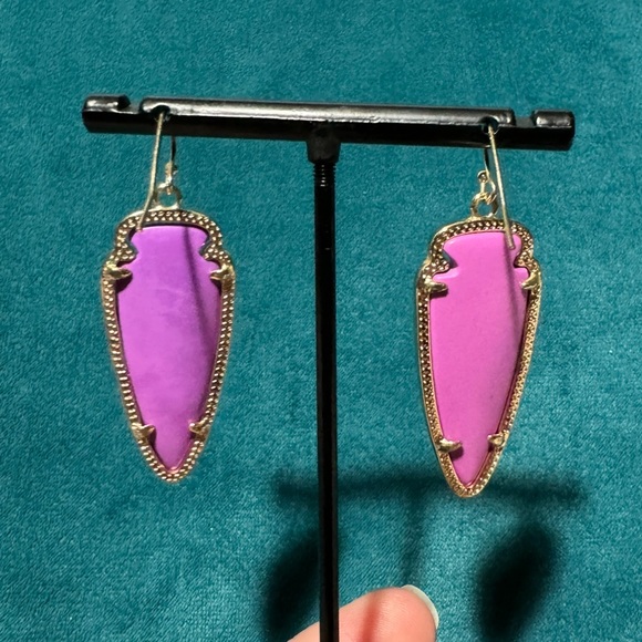 Kendra Scott Gold Sky Arrowhead Earrings in Neon Violet Magnesite - Picture 4 of 7